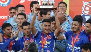 Felipe Mora, levantando un trofeo con su ex, la U de Chile