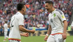 Chicharito y Lozano celebran un gol en Confederaciones