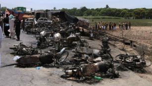 Unas motocicletas quedaron quemadas sobre la autopista, tras la explosión del camión