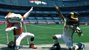 Miles y Agui hacen el festejo del Cuauh en el estadio de los Broncos