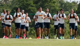 Los jugadores de Pumas trotan previo a una práctica en Acapulco