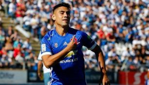 Felipe Mora festeja un gol con Universidad de Chile 