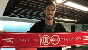 Santiago García posa con la bufanda del equipo