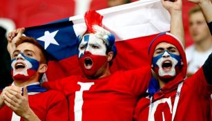 Aficionados de Chile apoyan durante la Semifinal de Confederaciones