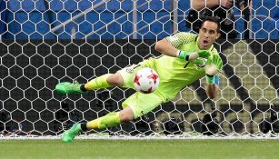 Claudio Bravo ataja un penalti frente a Portugal