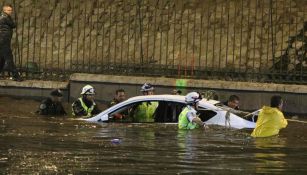 Un auto quedó atrapado en el agua