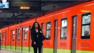 Mujer camina por los andenes del metro