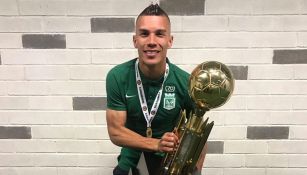 Matheus Uribe presume trofeo con Atlético Nacional 