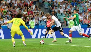 Timo Werner remata a gol en el juego México vs Alemania de la Confederaciones