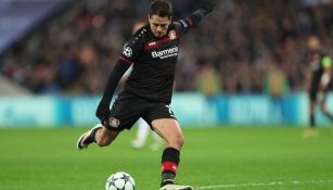 Chicharito disputa un juego de Champions con Bayer Leverkusen