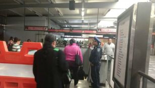 Usuarios del metro desalojando la estación de Insurgentes