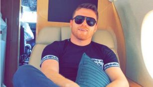 Canelo luce feliz en una foto que compartió en redes sociales