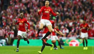 Zlatan celebra el triunfo de Man Utd en Wembley