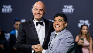 Maradona, junto al presidente de la FIFA, Gianni Infantino