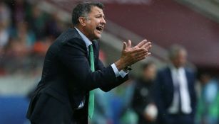 Juan Carlos Osorio reclama durante el juego contra Portugal