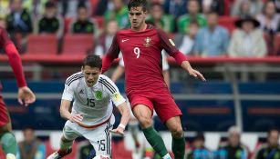 Moreno recibe una falta en el duelo contra Portugal 