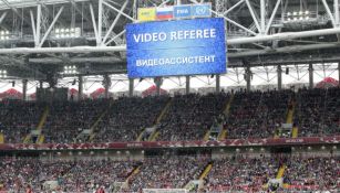 Pantalla anuncia el uso del VAR en el juego Portugal vs México