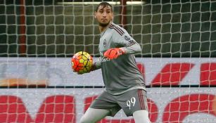 Donnarumma en un partido con el Milan