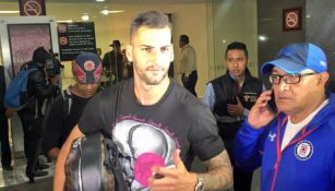 Édgar Méndez saluda a las cámaras a su llegada a la CDMX