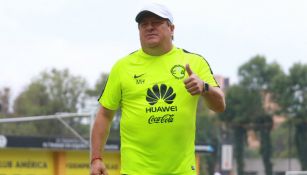 Herrera sonríe después de un entrenamiento con el América