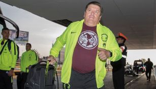 Miguel Herrera en su arribo al aeropuerto de la CDMX