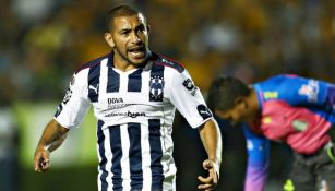 Walter Gargano en un partido de Rayados