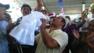 El alcalde Víctor Aguilar besa a una hembra cocodrilo con la que se casó