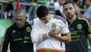 Alan Pulido sale adolorido tras sufrir la ruptura del húmero