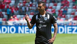 Edwin Cardona, saluda en un juego de Monterrey del C2017