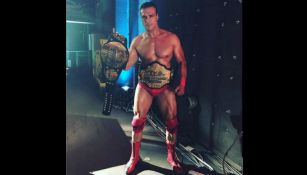 Alberto El Patrón posa con los títulos de Impact Wrestling y GFW