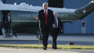 Donald Trump camina por un hangar