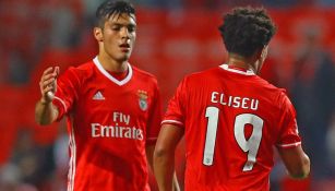 Raúl Jiménez celebra un gol con el Benfica