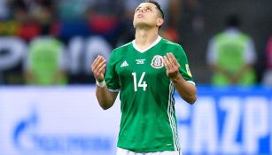 Chicharito hace su ritual previo a un juego del Tri