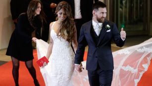 Lionel Messi saluda junto a su esposa, Antonela Rocuzzo