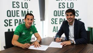 Andrés Guardado firma su contrato con el Betis