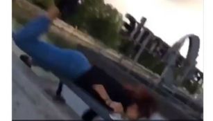 Mujer cae de puente al jugar con su amiga