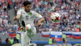 Carlos Vela recibe el balón durante la Copa Confederaciones