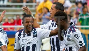 Avilés Hurtado festeja con sus compañeros su gol contra Pumas