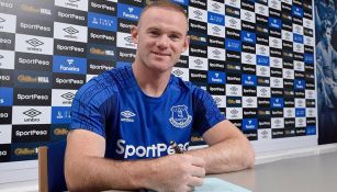 Wayne Rooney firma su contrato con Everton