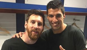 Messi y Suárez posando para la foto en vestidores 