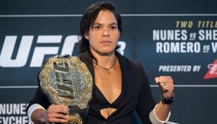 Amanda Nunes presumiendo su cinturón Peso Gallo de la UFC