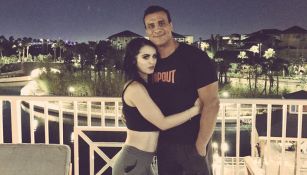 Paige y Alberto El Patrón posan para una foto