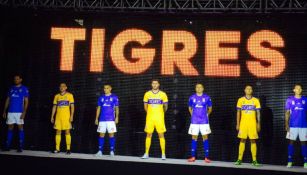 Los jugadores de Tigres desfilando en la presentación de su nuevo jersey