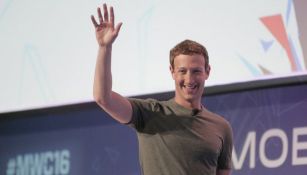 Zuckerberg saluda durante un evento