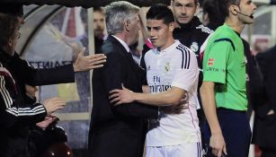 James abraza a Ancelotti tras un duelo del Real Madrid 