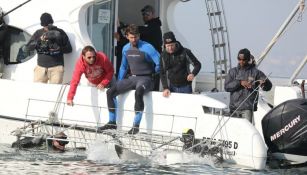 Phelps, en un barco antes de nadar con un tiburón blanco