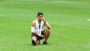 Alan Pulido asiste al entrenamiento de las Chivas