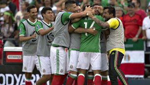 Jugadores de México festejando un gol