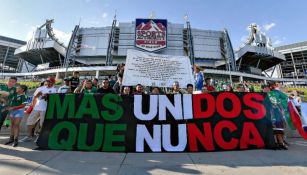 Aficionados del Tri muestran pancarta afuera del Sports Authority Field