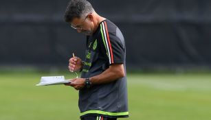 Juan Carlos Osorio hace anotaciones en práctica del Tri